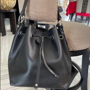 Gorgeous Italian leather designer Roberta Prani bucket purse. Medium sz